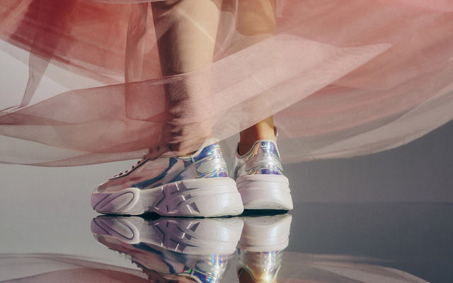 Đôi giày lấy cảm hứng nàng Cinderella thế hệ mới - Ảnh 1.