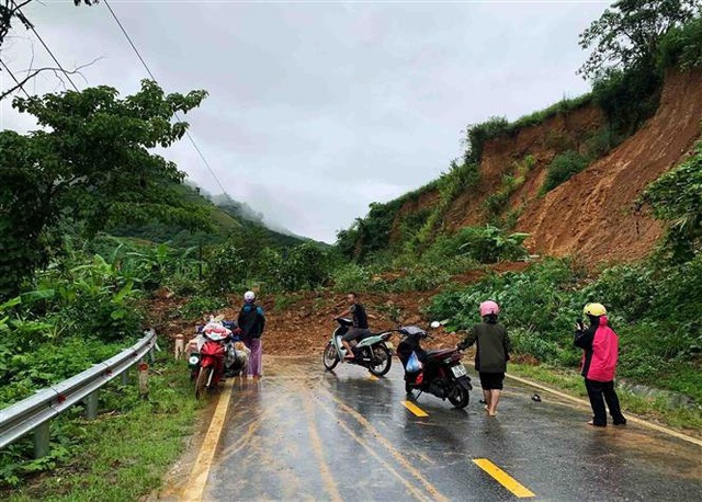 Mưa lớn gây sạt lở nhiều tuyến đường ở Lai Châu - Ảnh 1.