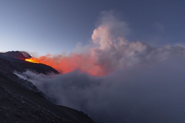 Núi lửa hoạt động mạnh nhất châu Âu cao hơn hàng chục mét sau 6 tháng - Ảnh 1.