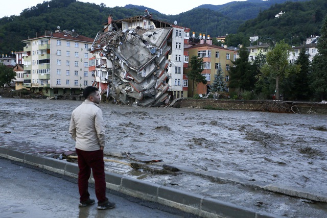 Lũ lụt nghiêm trọng ở Thổ Nhĩ Kỳ: Ít nhất 55 người thiệt mạng, hàng trăm người mất tích - Ảnh 12.