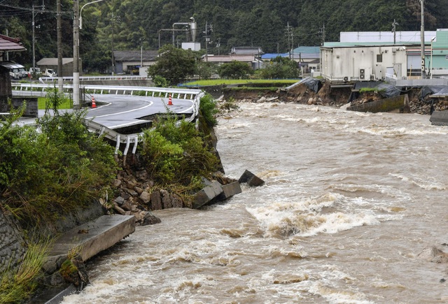Mưa như trút nước tại miền Tây Nhật Bản, 3 người đã tử vong do lở đất - Ảnh 1.