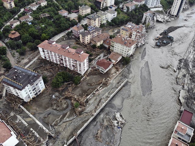 Lũ lụt nghiêm trọng ở Thổ Nhĩ Kỳ: Ít nhất 55 người thiệt mạng, hàng trăm người mất tích - Ảnh 6.