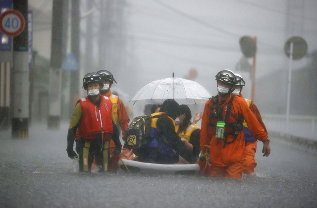 Mưa như trút nước tại miền Tây Nhật Bản, 3 người đã tử vong do lở đất - Ảnh 2.