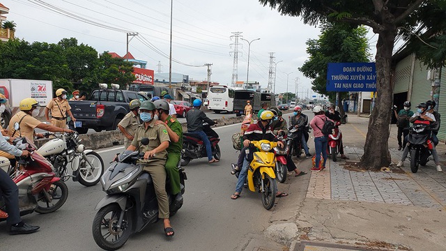 Người dân ùn ùn về quê, nhiều chốt giao thông TP Hồ Chí Minh ùn tắc - Ảnh 1.