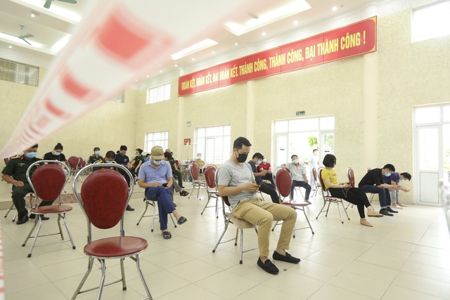 Tiêm vaccine cho người dân, lực lượng tuyến đầu tại Thanh Trì, Hà Nội - Ảnh 11.