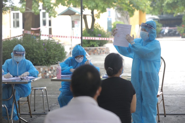 Tiêm vaccine cho người dân, lực lượng tuyến đầu tại Thanh Trì, Hà Nội - Ảnh 1.
