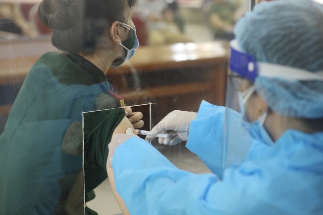 Tiêm vaccine cho người dân, lực lượng tuyến đầu tại Thanh Trì, Hà Nội - Ảnh 9.