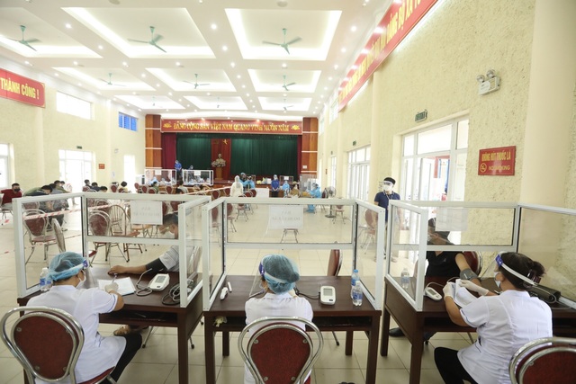 Tiêm vaccine cho người dân, lực lượng tuyến đầu tại Thanh Trì, Hà Nội - Ảnh 5.