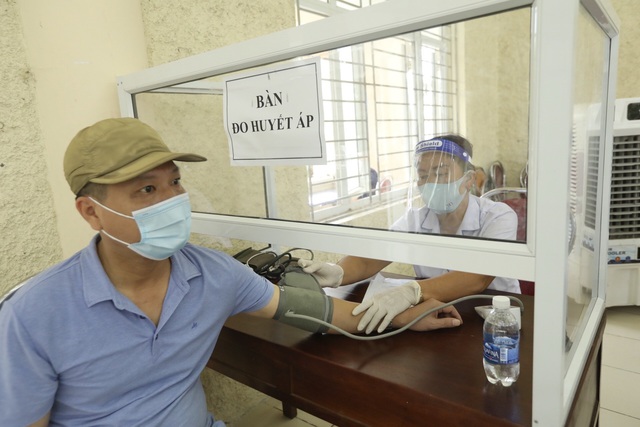 Tiêm vaccine cho người dân, lực lượng tuyến đầu tại Thanh Trì, Hà Nội - Ảnh 2.