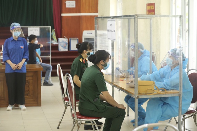Tiêm vaccine cho người dân, lực lượng tuyến đầu tại Thanh Trì, Hà Nội - Ảnh 3.