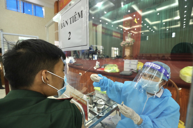 Tiêm vaccine cho người dân, lực lượng tuyến đầu tại Thanh Trì, Hà Nội - Ảnh 6.