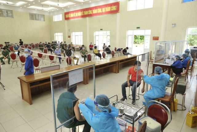 Tiêm vaccine cho người dân, lực lượng tuyến đầu tại Thanh Trì, Hà Nội - Ảnh 10.