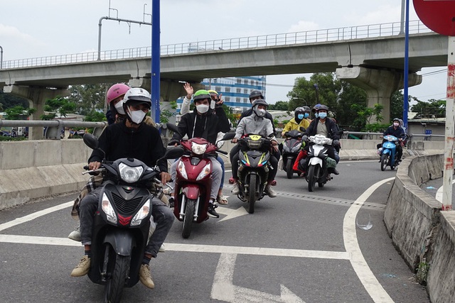 Người dân ùn ùn về quê, nhiều chốt giao thông TP Hồ Chí Minh ùn tắc - Ảnh 2.