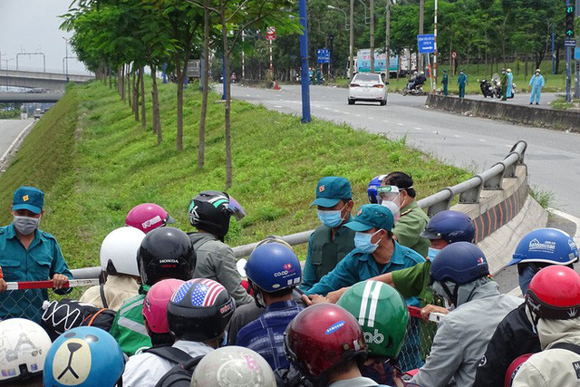 Người dân ùn ùn về quê, nhiều chốt giao thông TP Hồ Chí Minh ùn tắc - Ảnh 3.