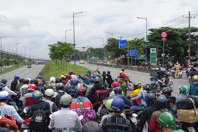 Người dân ùn ùn về quê, nhiều chốt giao thông TP Hồ Chí Minh ùn tắc - Ảnh 4.