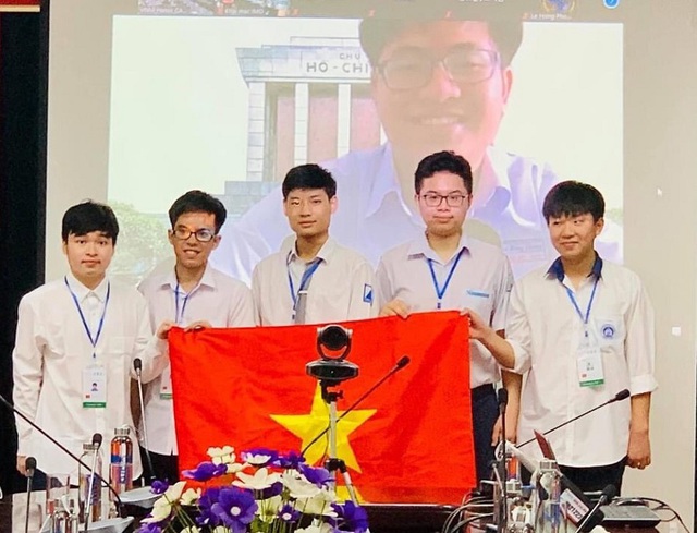 6 học sinh Hà Nội nhận khen thưởng đột xuất - Ảnh 1.