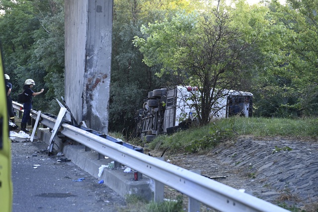 Tai nạn xe bus ở Hungary khiến 8 người thiệt mạng, hàng chục người bị thương - Ảnh 1.