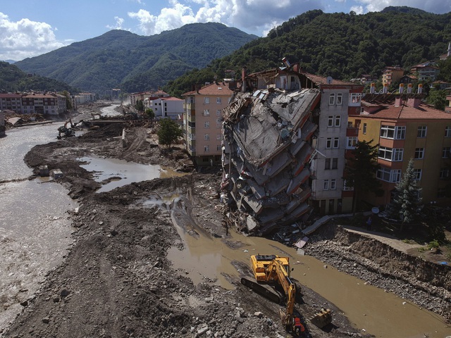 Lũ lụt nghiêm trọng ở Thổ Nhĩ Kỳ: Số nạn nhân tử vong tăng lên 62 người - Ảnh 1.
