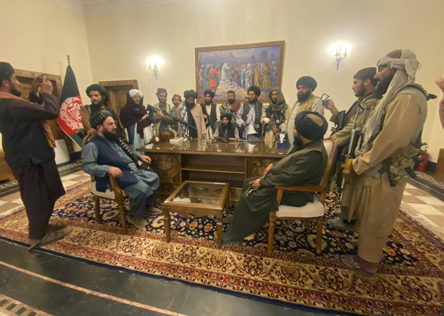 Tổng thống Afghanistan Ghani từ chức, đáp máy bay sang Tajikistan - Ảnh 1.