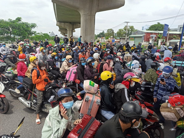 Tìm chỗ trọ, hỗ trợ 500 người về quê bằng xe máy quay lại TP Hồ Chí Minh - Ảnh 1.