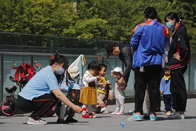 Quốc hội Trung Quốc thảo luận dự thảo sửa đổi cho phép sinh con thứ ba - Ảnh 1.