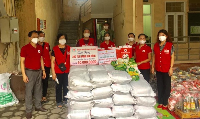 Trao tặng 10.000 túi hàng gia đình hỗ trợ người bị ảnh hưởng bởi dịch bệnh trên địa bàn thành phố Hà Nội - Ảnh 1.