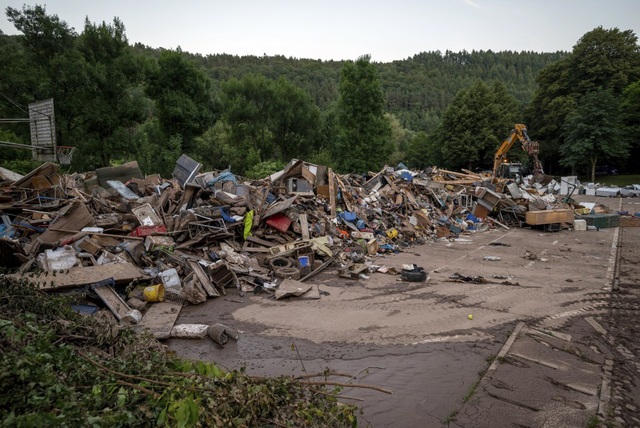 Bỉ ước tính mất 1 năm để xử lý rác thải sau lũ lụt - Ảnh 1.