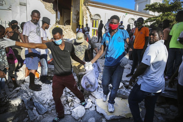 Động đất ở Haiti: Số nạn nhân tử vong tăng lên gần 2.000, công tác cứu hộ tiếp tục diễn ra sau bão Grace - Ảnh 1.