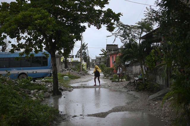 Bão Grace đổ bộ vào Jamaica, mang theo mưa to gió lớn - Ảnh 1.