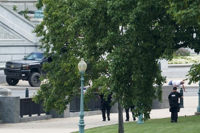 Cảnh sát Mỹ bắt người đàn ông đe dọa đánh bom gần Điện Capitol - Ảnh 1.