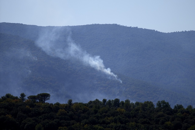 Hơn 1.100 nhân viên cứu hỏa vật lộn để kiểm soát đám cháy rừng tại Pháp - Ảnh 13.