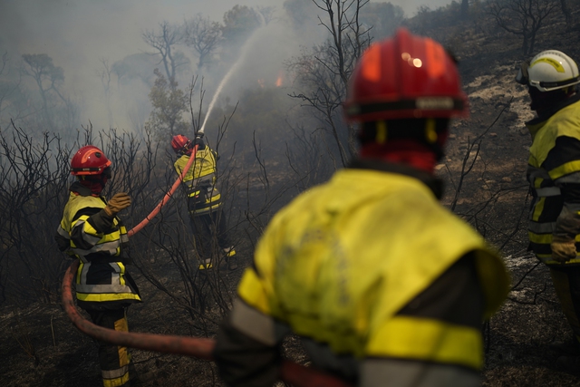 Hơn 1.100 nhân viên cứu hỏa vật lộn để kiểm soát đám cháy rừng tại Pháp - Ảnh 8.