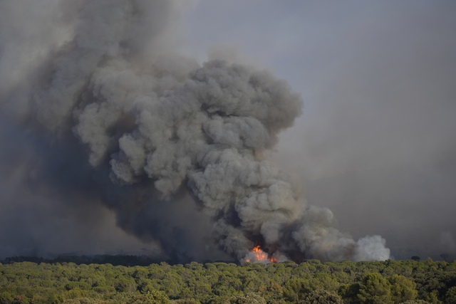 Hơn 1.100 nhân viên cứu hỏa vật lộn để kiểm soát đám cháy rừng tại Pháp - Ảnh 7.