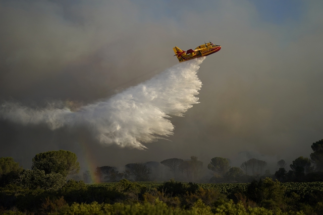 Hơn 1.100 nhân viên cứu hỏa vật lộn để kiểm soát đám cháy rừng tại Pháp - Ảnh 6.