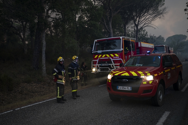 Hơn 1.100 nhân viên cứu hỏa vật lộn để kiểm soát đám cháy rừng tại Pháp - Ảnh 2.