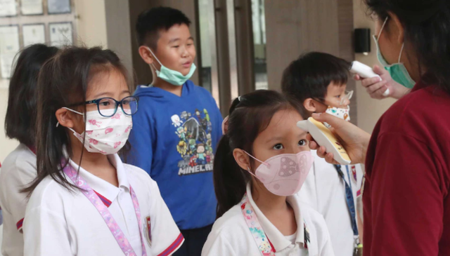 Những nạn nhân trẻ em của dịch bệnh tử thần tại Indonesia - Ảnh 1.