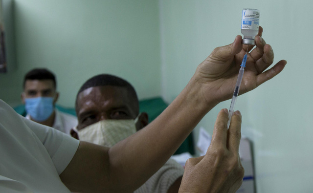 Cuba cấp phép sử dụng thêm 2 vaccine nội địa để phòng dịch COVID-19 - Ảnh 1.
