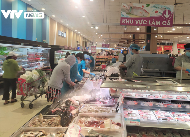 TP Hồ Chí Minh: Nêm chặt người mua sắm, siêu thị tăng hàng dự trữ 3 - 5 lần - Ảnh 2.