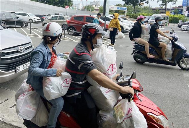 TP Hồ Chí Minh: Nêm chặt người mua sắm, siêu thị tăng hàng dự trữ 3 - 5 lần - Ảnh 4.