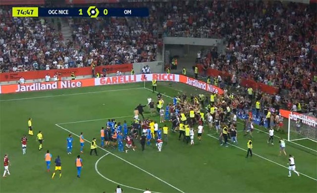 Hỗn loạn tại Ligue 1: CĐV tràn xuống sân đánh nhau với cầu thủ - Ảnh 2.