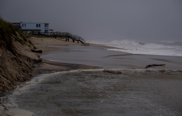 Bão Henri đổ bộ vào bờ biển Rhode Island (Mỹ) mang theo mưa lớn, gió giật - Ảnh 7.