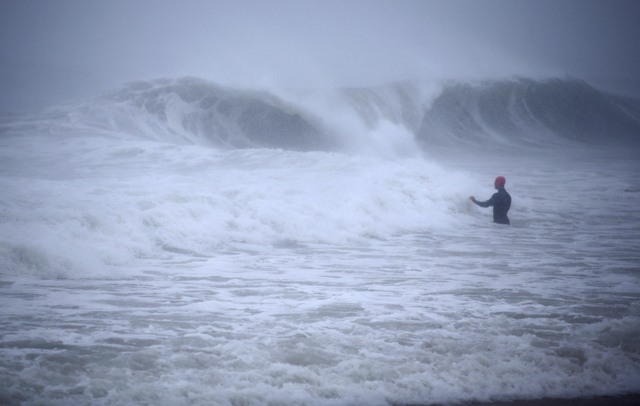 Bão Henri đổ bộ vào bờ biển Rhode Island (Mỹ) mang theo mưa lớn, gió giật - Ảnh 5.