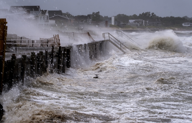 Bão Henri đổ bộ vào bờ biển Rhode Island (Mỹ) mang theo mưa lớn, gió giật - Ảnh 3.