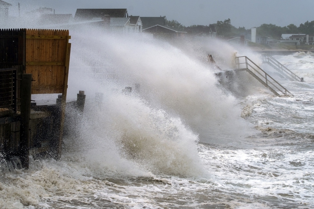 Bão Henri đổ bộ vào bờ biển Rhode Island (Mỹ) mang theo mưa lớn, gió giật - Ảnh 2.