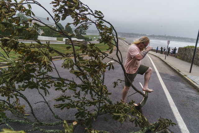 Bão Henri đổ bộ vào bờ biển Rhode Island (Mỹ) mang theo mưa lớn, gió giật - Ảnh 1.