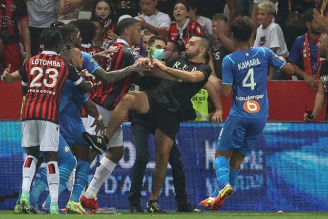 Hỗn loạn tại Ligue 1: CĐV tràn xuống sân đánh nhau với cầu thủ - Ảnh 3.
