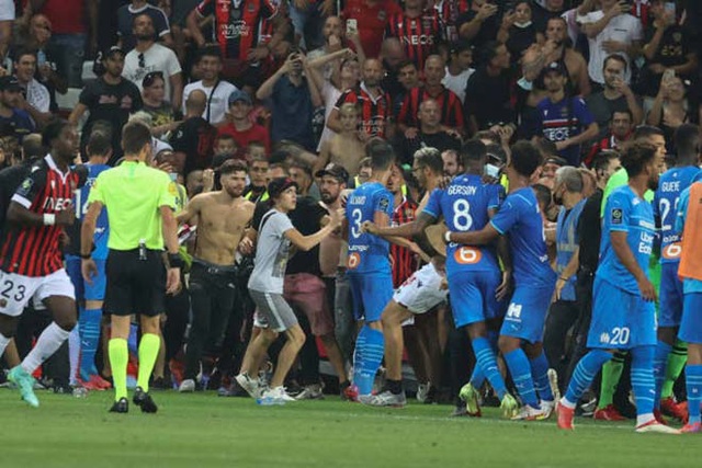 Hỗn loạn tại Ligue 1: CĐV tràn xuống sân đánh nhau với cầu thủ - Ảnh 8.