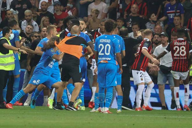 Hỗn loạn tại Ligue 1: CĐV tràn xuống sân đánh nhau với cầu thủ - Ảnh 7.