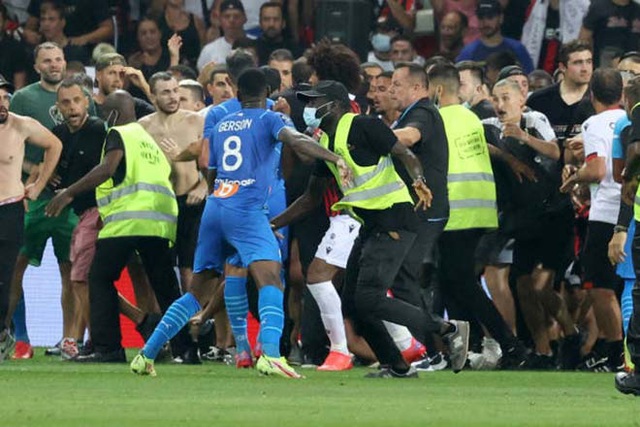 Hỗn loạn tại Ligue 1: CĐV tràn xuống sân đánh nhau với cầu thủ - Ảnh 8.