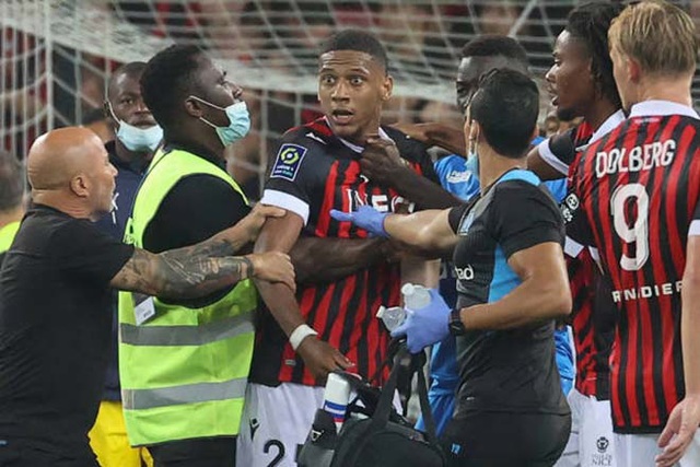 Hỗn loạn tại Ligue 1: CĐV tràn xuống sân đánh nhau với cầu thủ - Ảnh 11.
